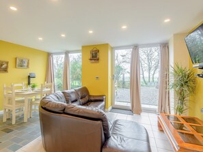 Living room/dining room | Dutch Barn Two - Ymwlch Barns, Ymwlch, near Porthmadog