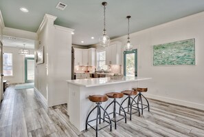 Elegant, spacious beach house-Less than a block from the beach. Sleeps 12 