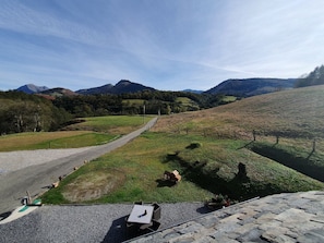 vue arrivée maison et vue depuis le dortoir