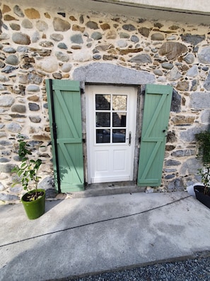 porte d entrée cÎté parking. place privative