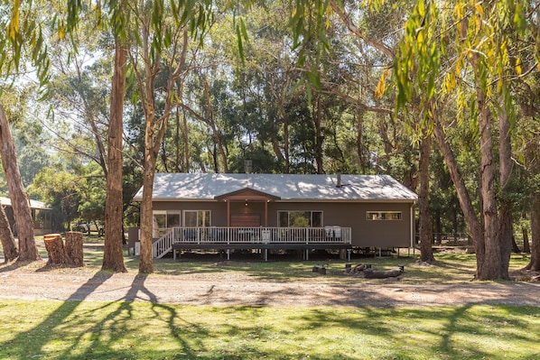 Charming 4-bedroom house with wood fire & outdoor firepit for ultimate comfort and relaxation.