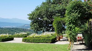 pergola et vue sur les Pyrénées