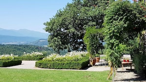 pergola et vue sur les Pyrénées