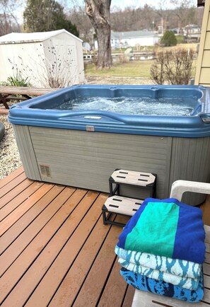 Outdoor spa tub