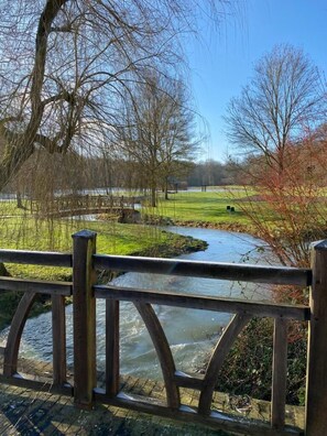 la rivière dans son lit d'hiver