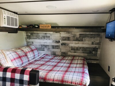 NEW RV 2021-GLAMPING DIRECTLY ON LAKE TRAVIS! NEAR HIDDEN FALLS ADVENTURE PARK