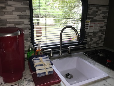 NEW RV 2021-GLAMPING DIRECTLY ON LAKE TRAVIS! NEAR HIDDEN FALLS ADVENTURE PARK