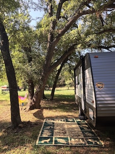 NEW RV 2021-GLAMPING DIRECTLY ON LAKE TRAVIS! NEAR HIDDEN FALLS ADVENTURE PARK