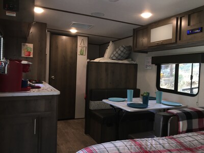 NEW RV 2021-GLAMPING DIRECTLY ON LAKE TRAVIS! NEAR HIDDEN FALLS ADVENTURE PARK