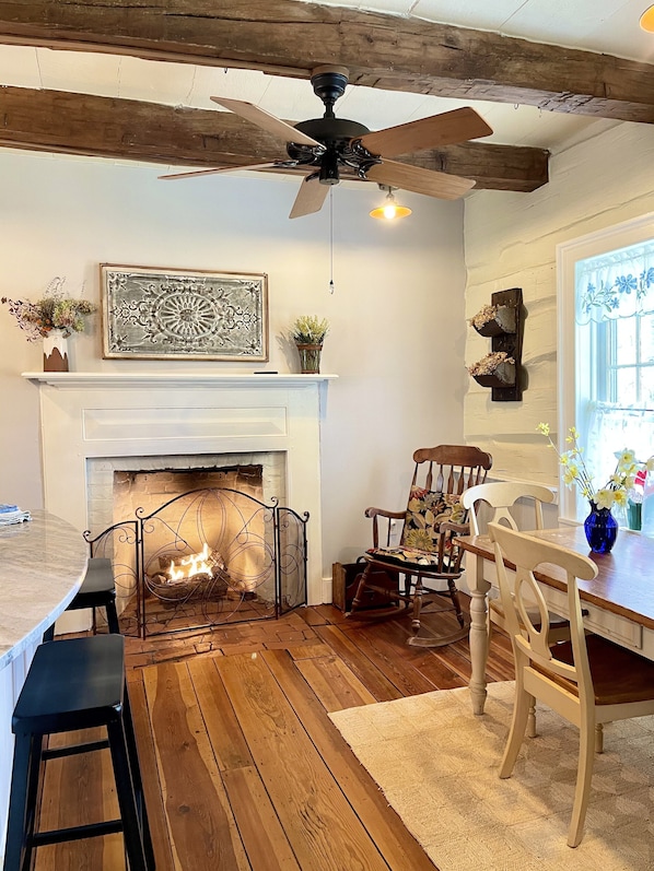 Cozy farm house kitchen (1790 log cabin), gas fireplace, modern appliances!