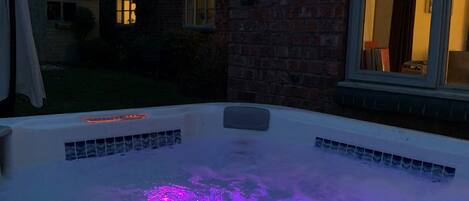 Hot tub in the fully enclosed garden