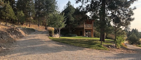 Grand View Cabin from driveway entrance.