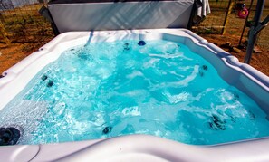 6-person open-air Nordic hot tub. Great view of sunsets & our incredible Bortle 2 night skies.