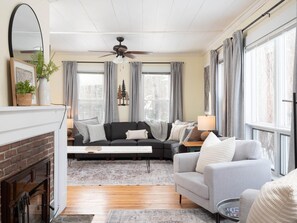 Charming Farm House- Game Room & Hot Tub, Fire Pit (1500)