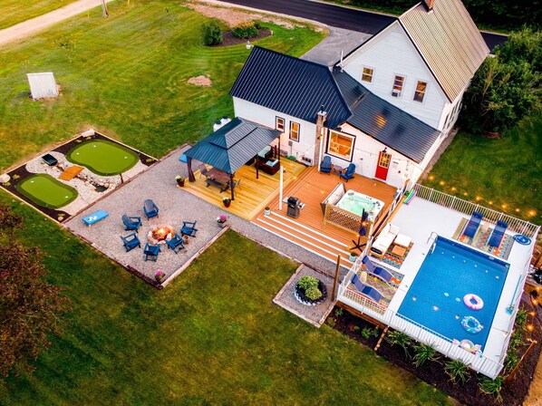 Charming Farm House- Game Room & Hot Tub, Fire Pit (2099)