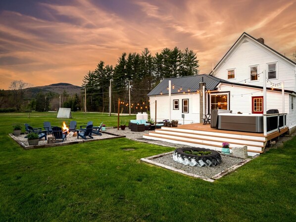 Charming Farm House- Game Room & Hot Tub, Fire Pit (1535)