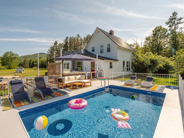 Charming Farm House- Game Room & Hot Tub, Fire Pit (2090)