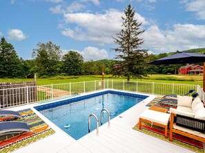 Charming Farm House- Game Room & Hot Tub, Fire Pit (2103)
