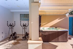 Villa tina offers An outdoor Jacuzzi for 6 pax. 2 orbitrack fitness devices
