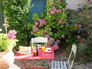 Petit déjeuner dans la cour - Breakast in the private courtyard