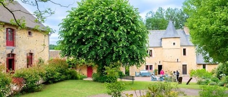 La cour du Manoir