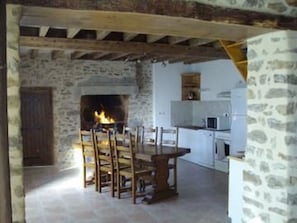 Salle à manger et cuisine du gîte