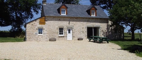 Façade extérieure du gîte le douet moreau