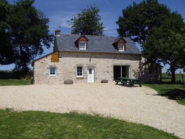 Façade extérieure du gîte le douet moreau