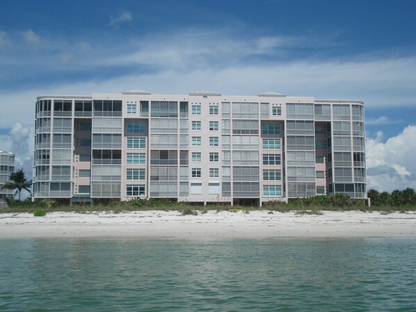 For a full photo tour go to www.beachhomesrent.com