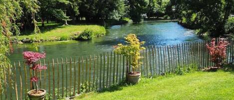 Le jardin côté rivière "La Bresle", bercé par les flots