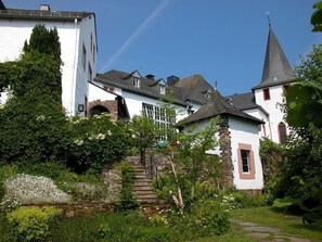 Burghaus und Villa Kronenburg