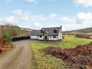 Exterior | The Big Hoose, Linside