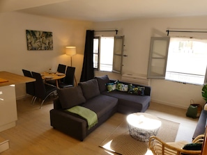 Grand salon avec coin salle à manger