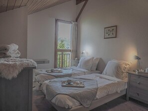 Twin beds on the mezzanine.