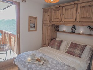 Cosy double bedroom