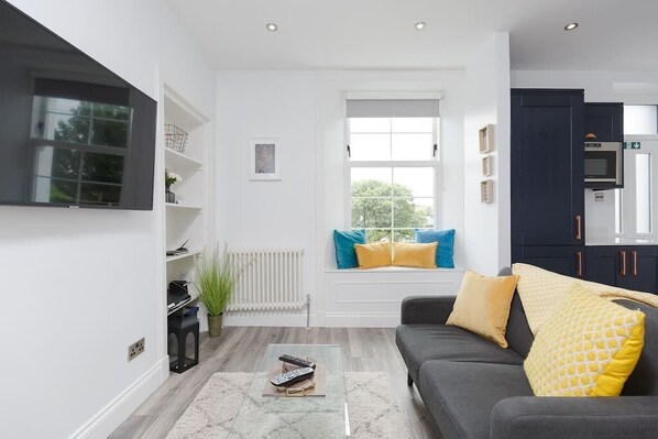 Cosy sitting room with large screen TV incl Sky movies/sports and Netflix.