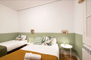 Bedroom with 1 double bed and 1 single bed