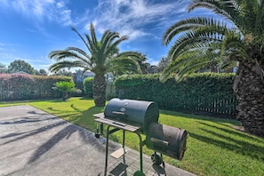 Private Backyard | Charcoal Grill