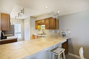 20-Mainsail-351-Kitchen