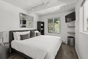 King bedroom, en suite bath