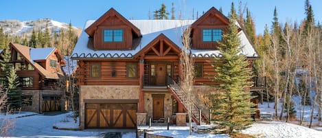 Beautiful 2 story log home, sleeps 14!!