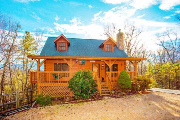 Gatlinburg Cabin Rental HEAVEN'S MOUNTAIN HIDEAWAY front of cabin