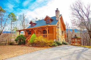 Gatlinburg Cabin Rental HEAVEN'S MOUNTAIN HIDEAWAY Large Parking