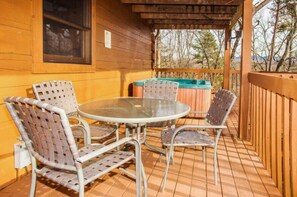 Gatlinburg Cabin Rental HEAVEN'S MOUNTAIN HIDEAWAY outside breakfast area