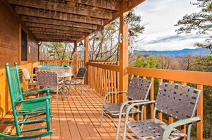 Gatlinburg Cabin Rental HEAVEN'S MOUNTAIN HIDEAWAY Mountain view