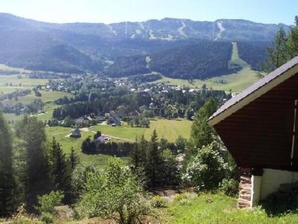 vue arrière du Chalet au printemps