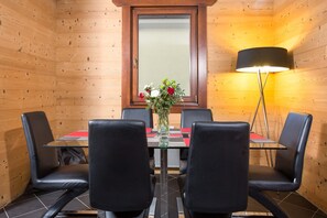 Dining area with seating for 6 people