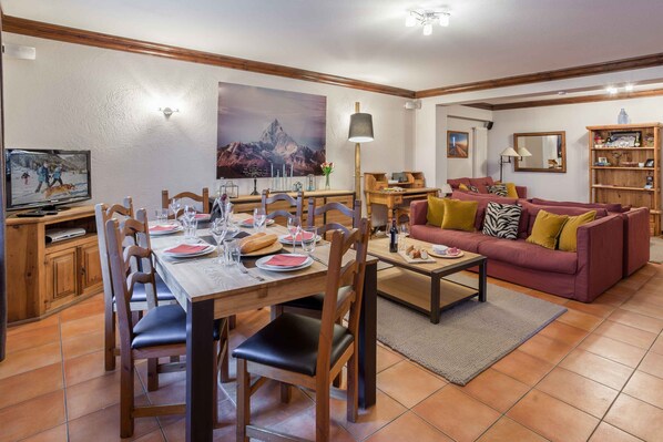 Dining table comfortably seats 8