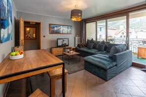 Open plan living room with dining table and 6 chairs