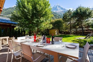 Al fresco dining at Chalet des Cimes